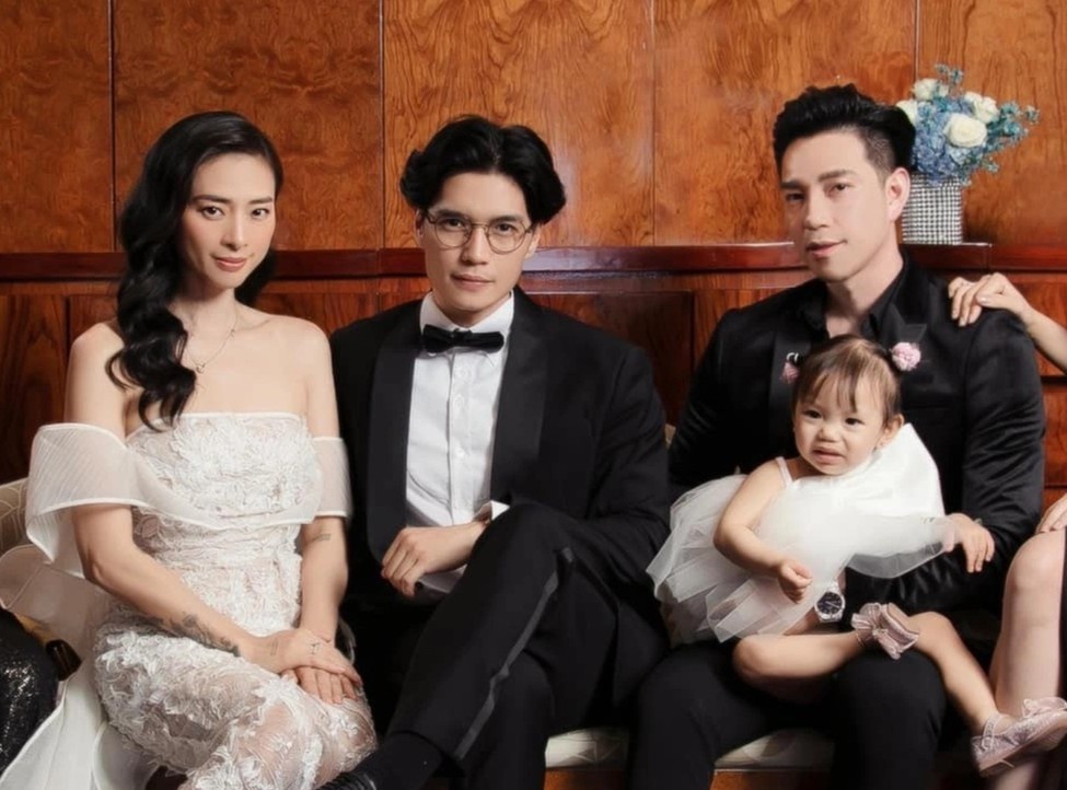 Ngo Thanh Van chup anh ben Huy Tran va gia dinh truoc hon le hinh anh