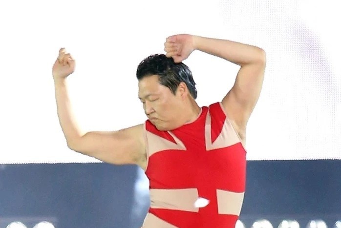 Chu nhan hit 'Gangnam Style' xau ho khi mac do boi bieu dien hinh anh