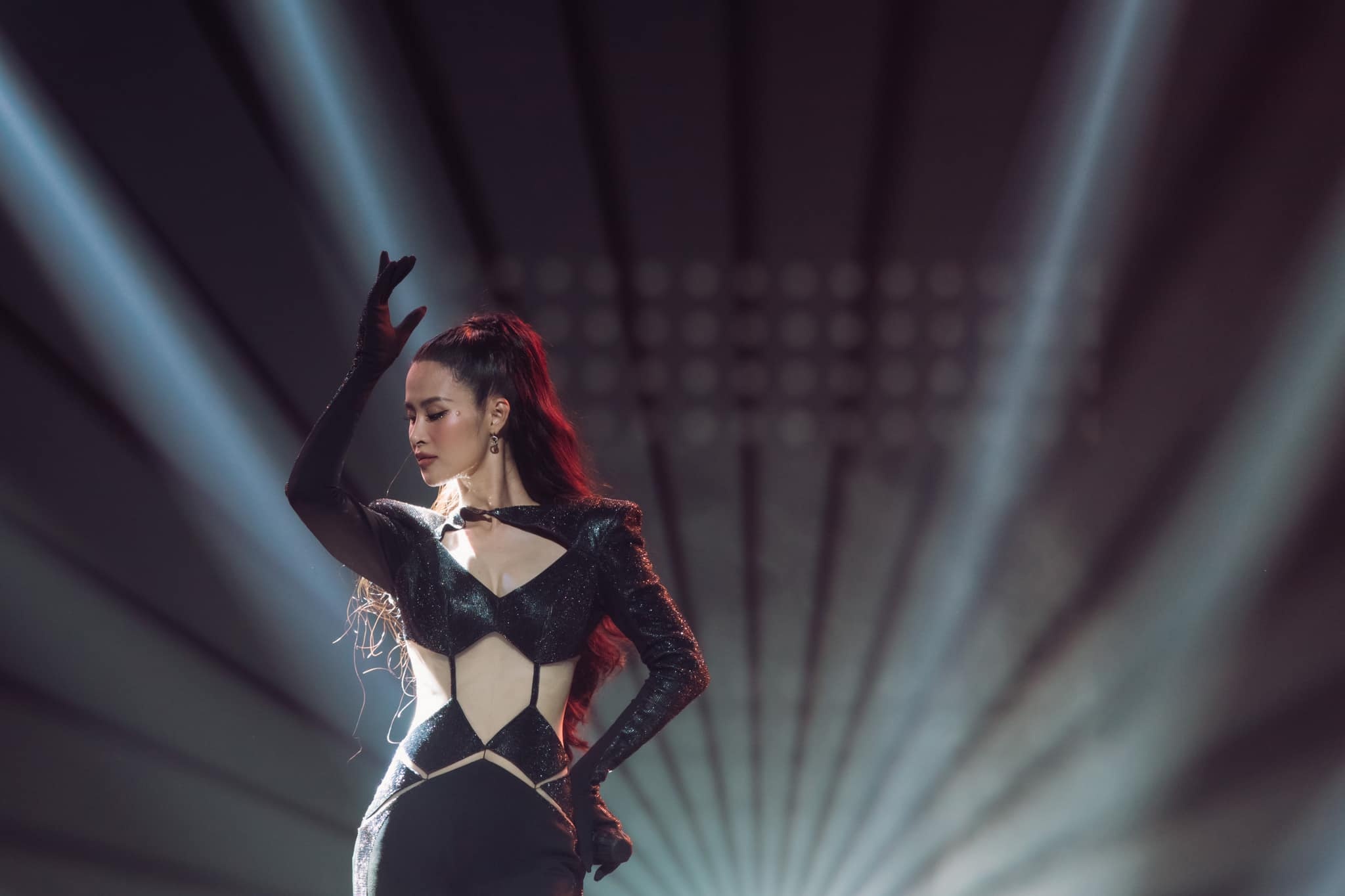 Dong Nhi bi tay chay anh 1