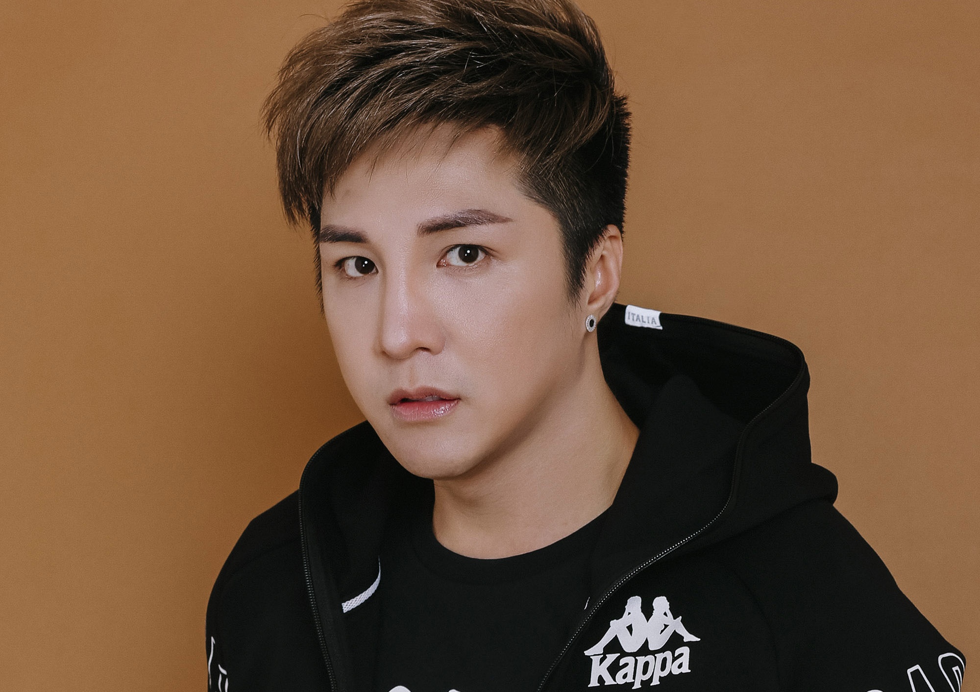 Ca si Lam Chan Khang phan hoi viec bi kien hinh anh