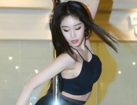 Ca si tieu tan su nghiep vi bi fan tay chay hinh anh