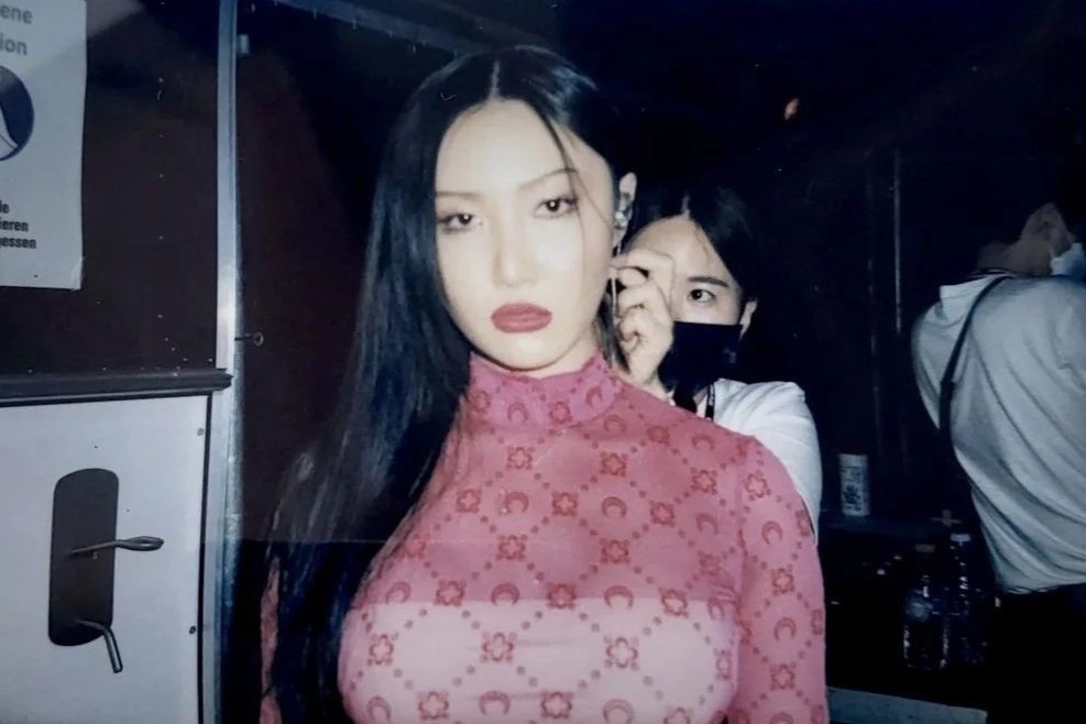 Hwasa mặc đồ xuyên thấu ảnh 2 Hwasa mac do xuyen thau anh 2