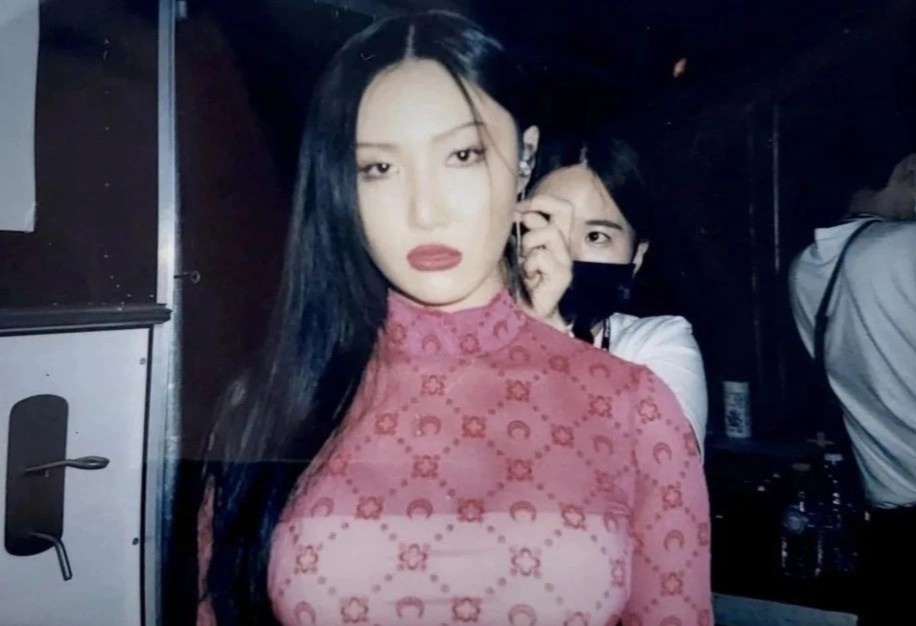 Hwasa lai gay ban luan khi mac do xuyen thau hinh anh