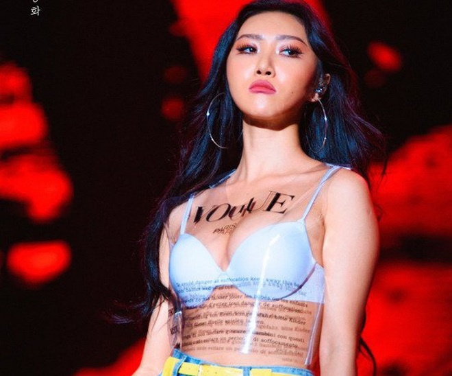 Hwasa - nu ca si bi khan gia ghet bo vi mac qua sexy hinh anh