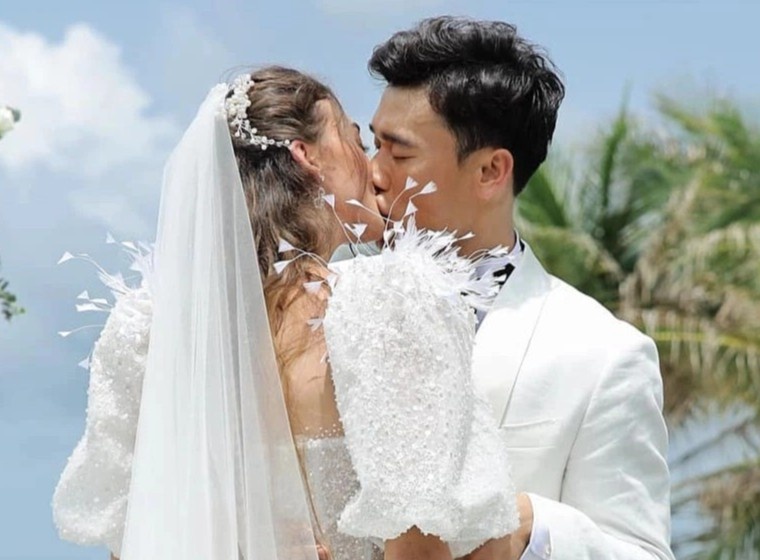 Ben trong hon le Bui Tien Dung va vo nguoi mau hinh anh