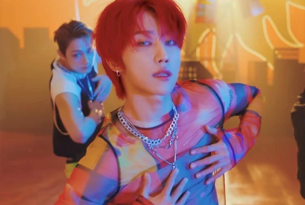 Nam ca si bi cam mac ao xuyen thau tren song truc tiep hinh anh