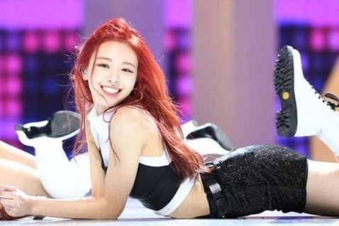 Voc dang dong ho cat cua nu ca si 19 tuoi hinh anh