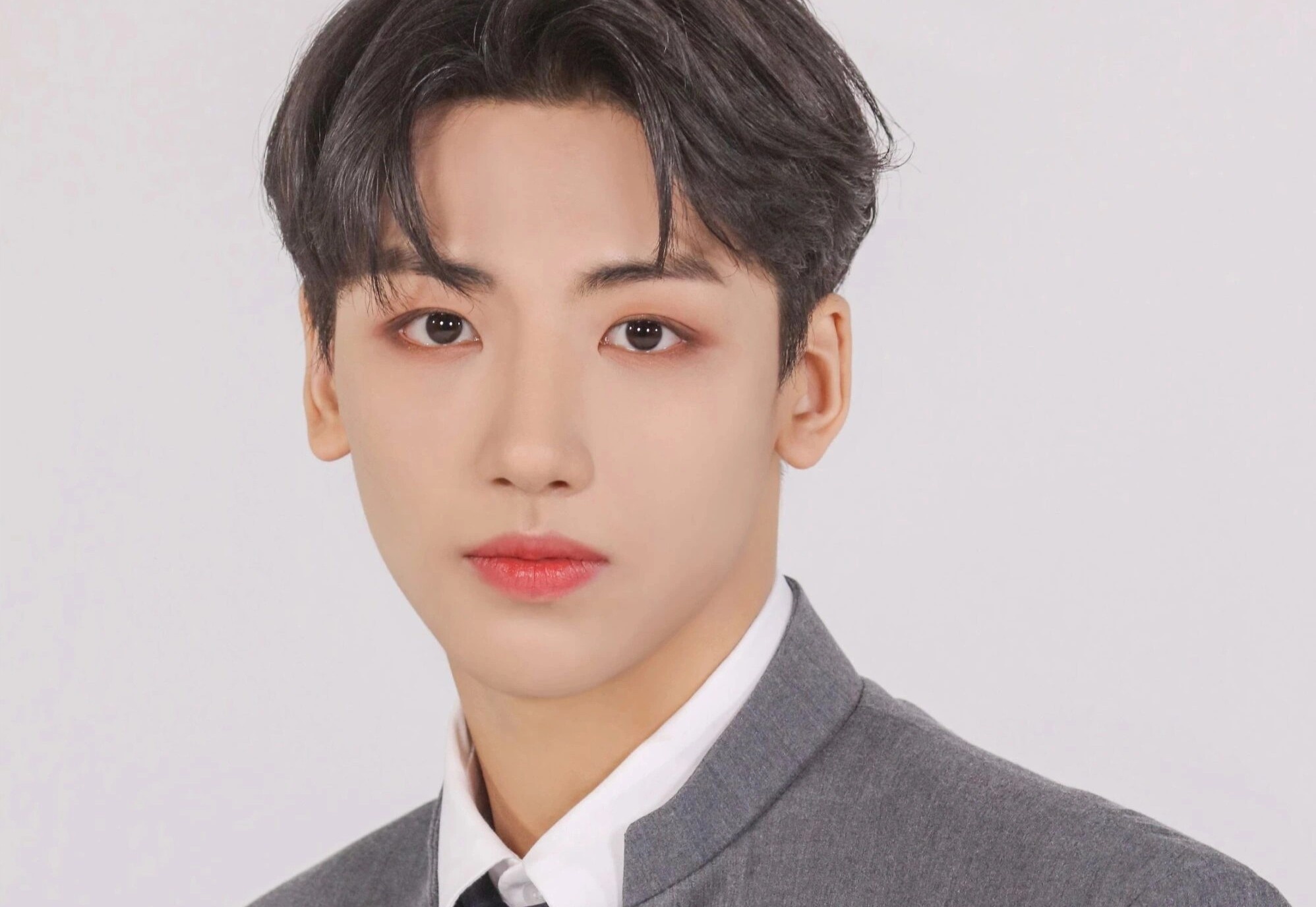 Nam ca si bi duoi khoi nhom nhac hinh anh