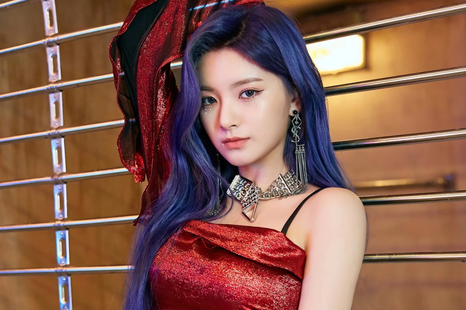 Nu ca si bi tay chay vi tu choi quy lay khan gia hinh anh