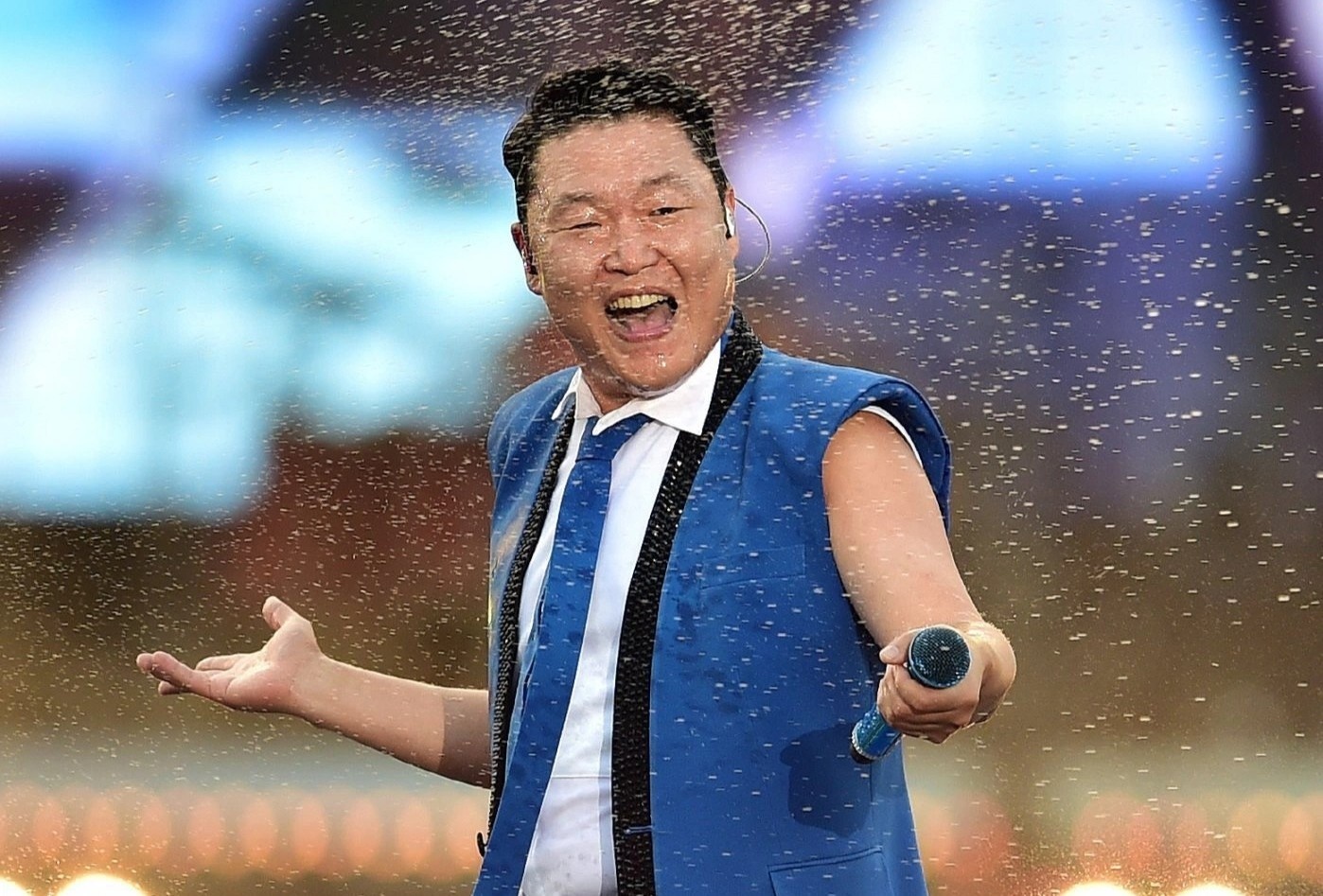 PSY huy bieu dien sau khi bi chi trich lang phi 300 khoi nuoc hinh anh