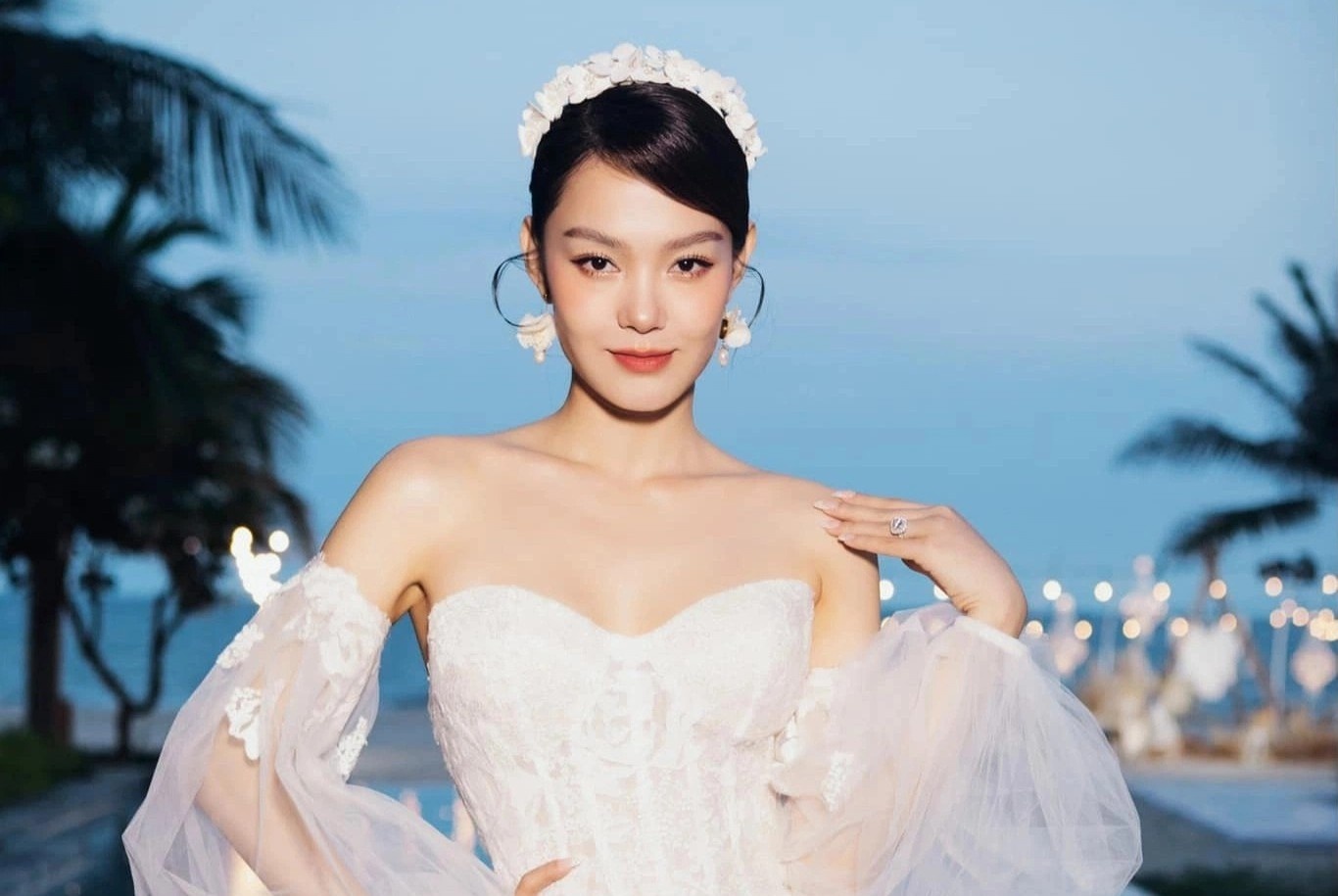 Ba chiec vay cuoi cup nguc cua Minh Hang hinh anh