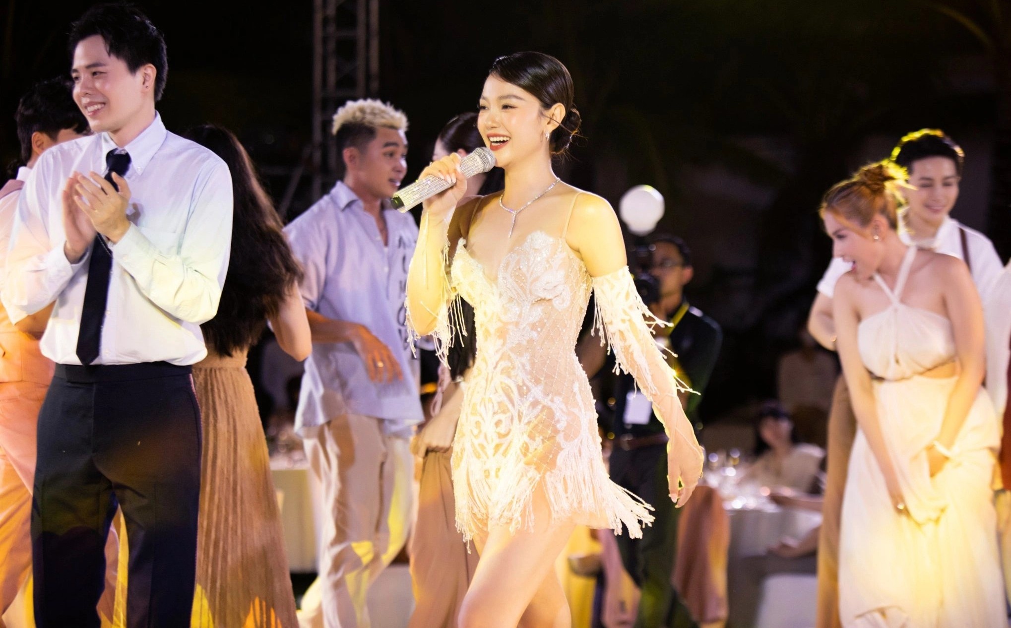 le cuoi Minh hang anh 4