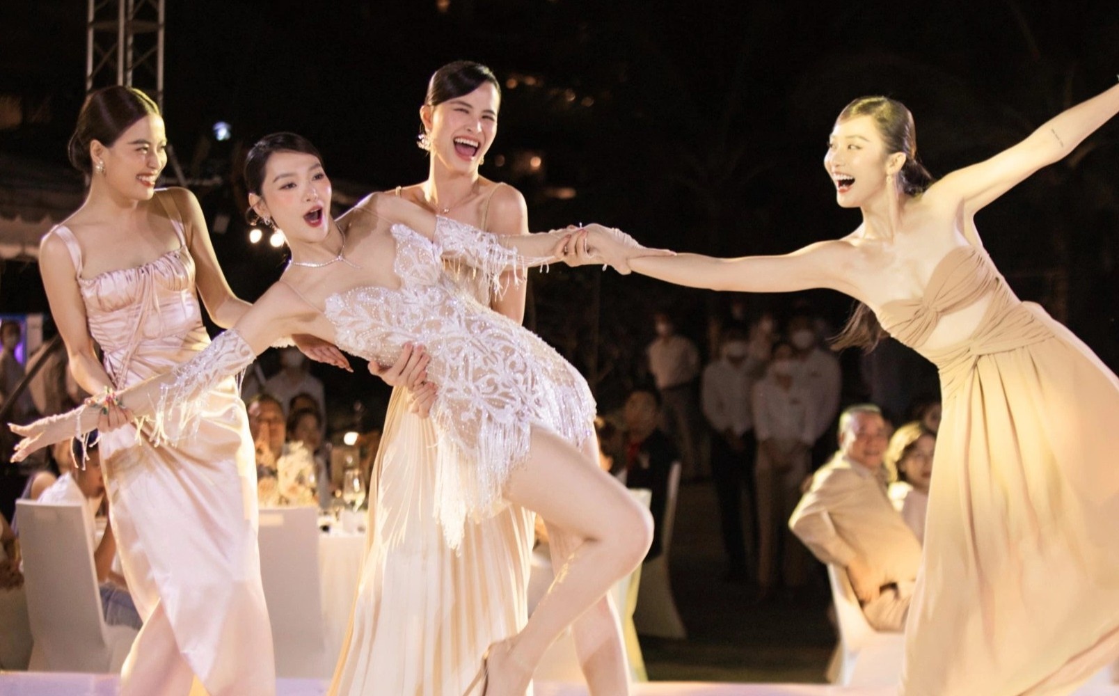 Minh Hang mac goi cam khieu vu o le cuoi hinh anh