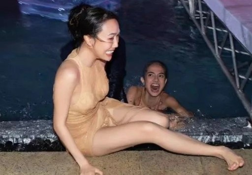 Dieu Nhi nga xuong be boi, roi toc gia o tiec cuoi Minh Hang hinh anh