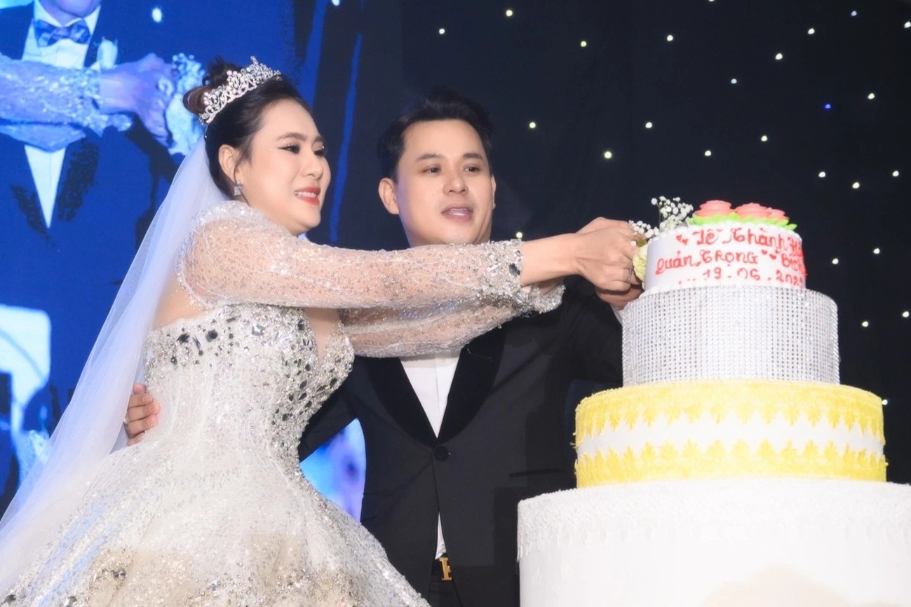 Ho Bich Tram trang tri le cuoi bang 6.000 bong hoa ly hinh anh