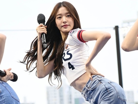 Voc dang nu ca si 18 tuoi khi nem bong hinh anh