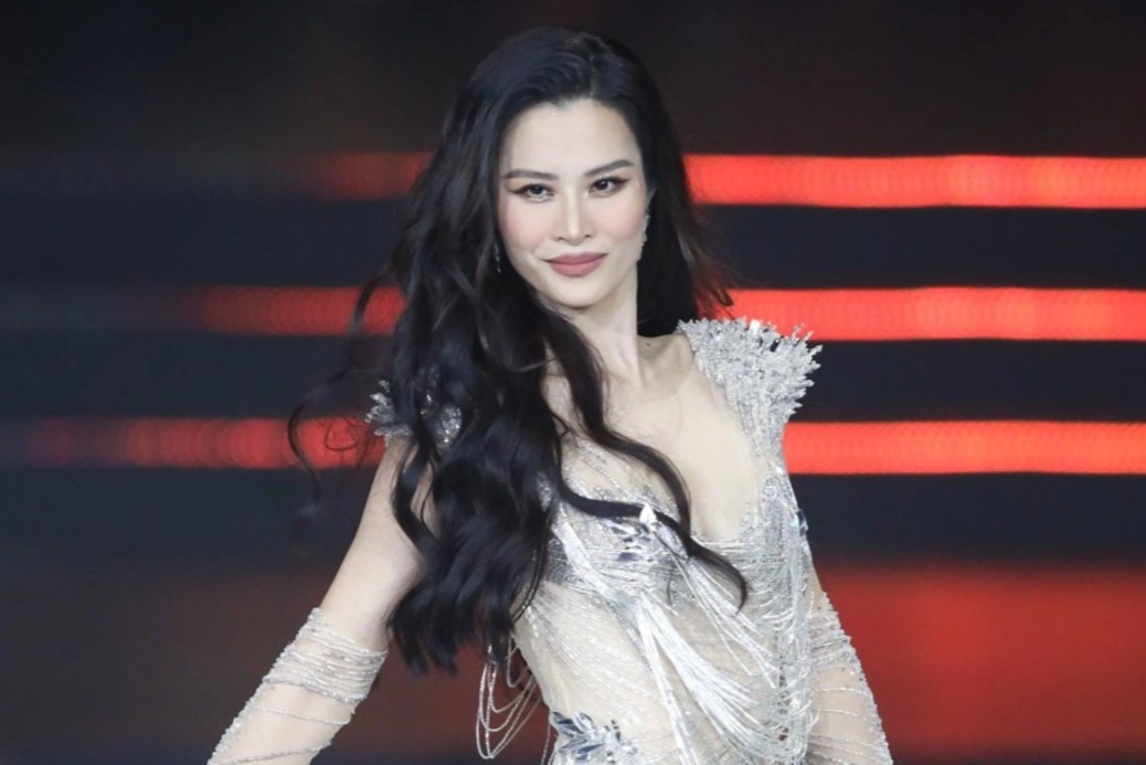 Dong Nhi hat o chung ket hoa hau du bi fan tay chay hinh anh