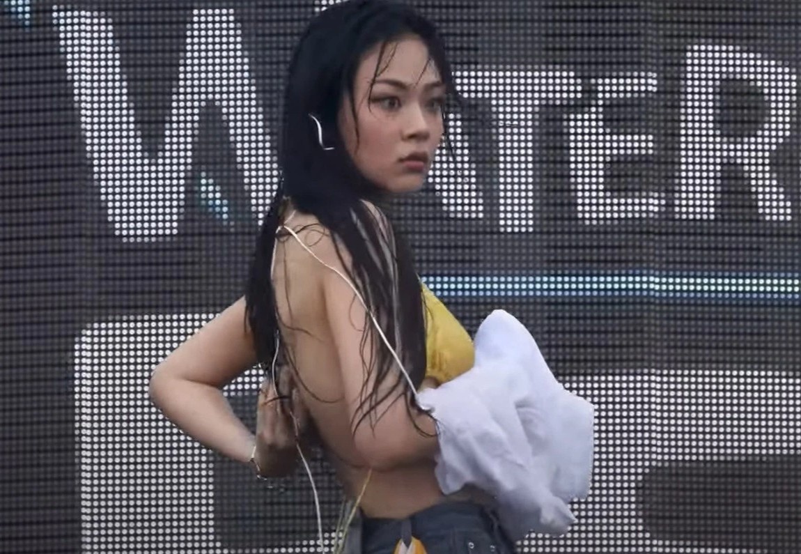 Nu ca si Bibi gap su co trang phuc o le hoi nuoc hinh anh