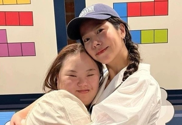 Cuoc doi nu dien vien mac hoi chung Down hinh anh