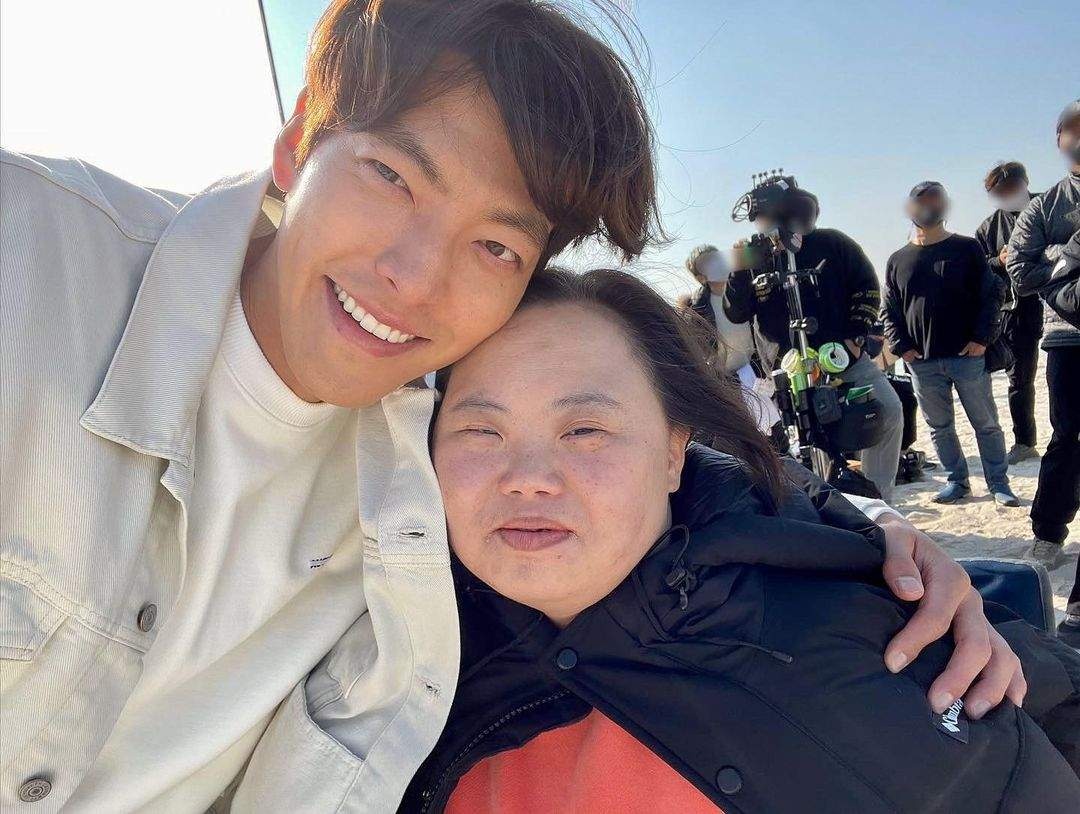 dien vien mac hoi chung Down anh 2