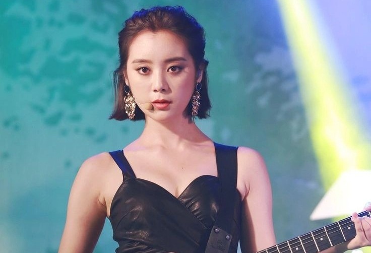 Nu ca si khong duoc bieu dien vi thua can hinh anh