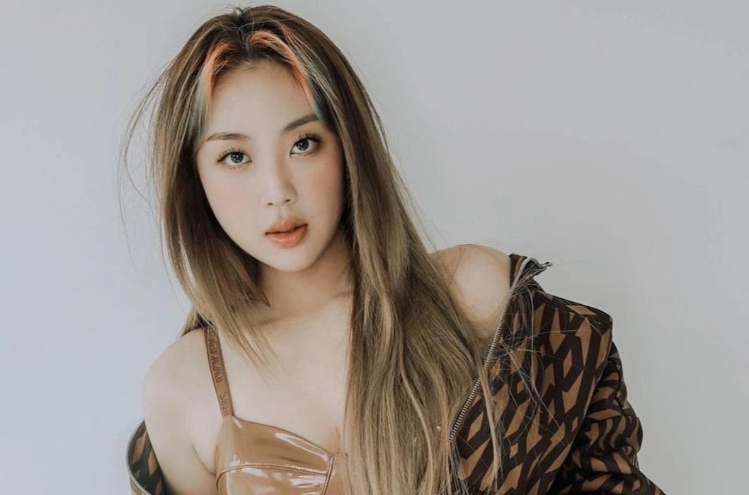 Vu cong gap su co trang phuc vi bi khan gia phun nuoc vao nguoi hinh anh