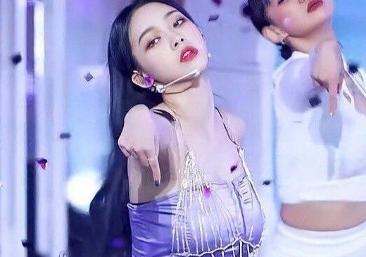 Karina (aespa) tao ban luan vi an 3 suat mi mot luc hinh anh
