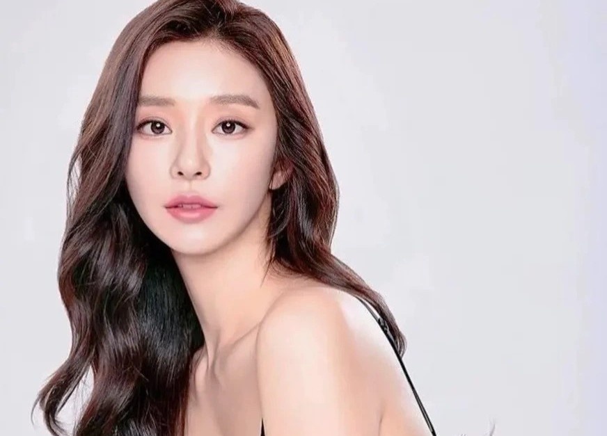 Nu dien vien cham tap the duc de quay 'Money Heist' hinh anh