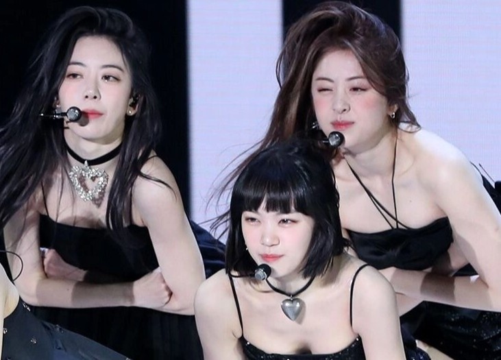 Trang phuc bi che qua sexy cua ca si nu hinh anh