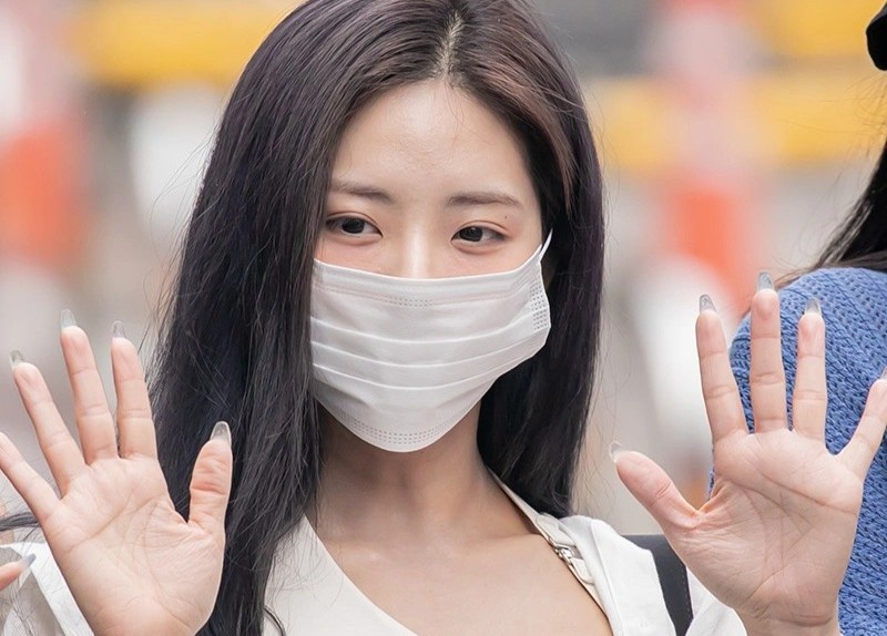 Nhom nhac nu bi chi trich vi tu choi thao khau trang hinh anh