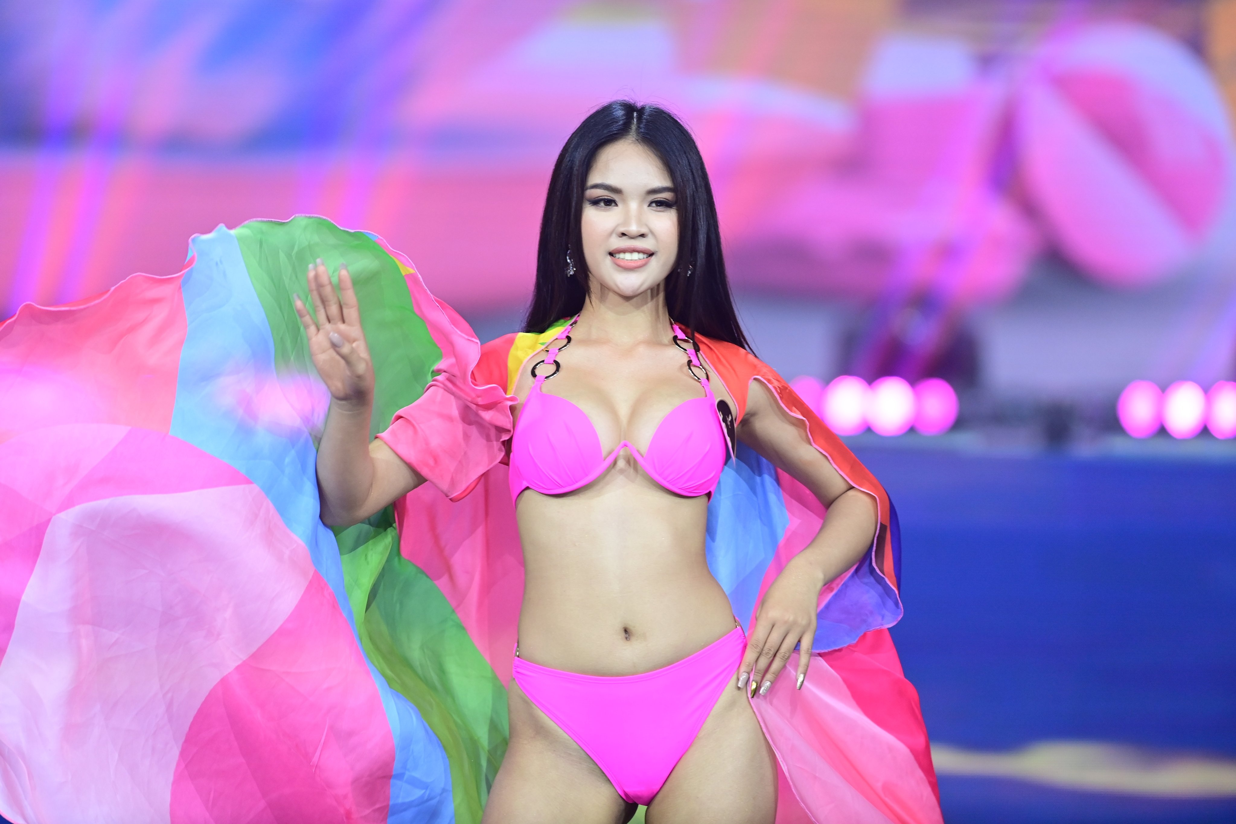 Hoa hau Dan toc anh 2