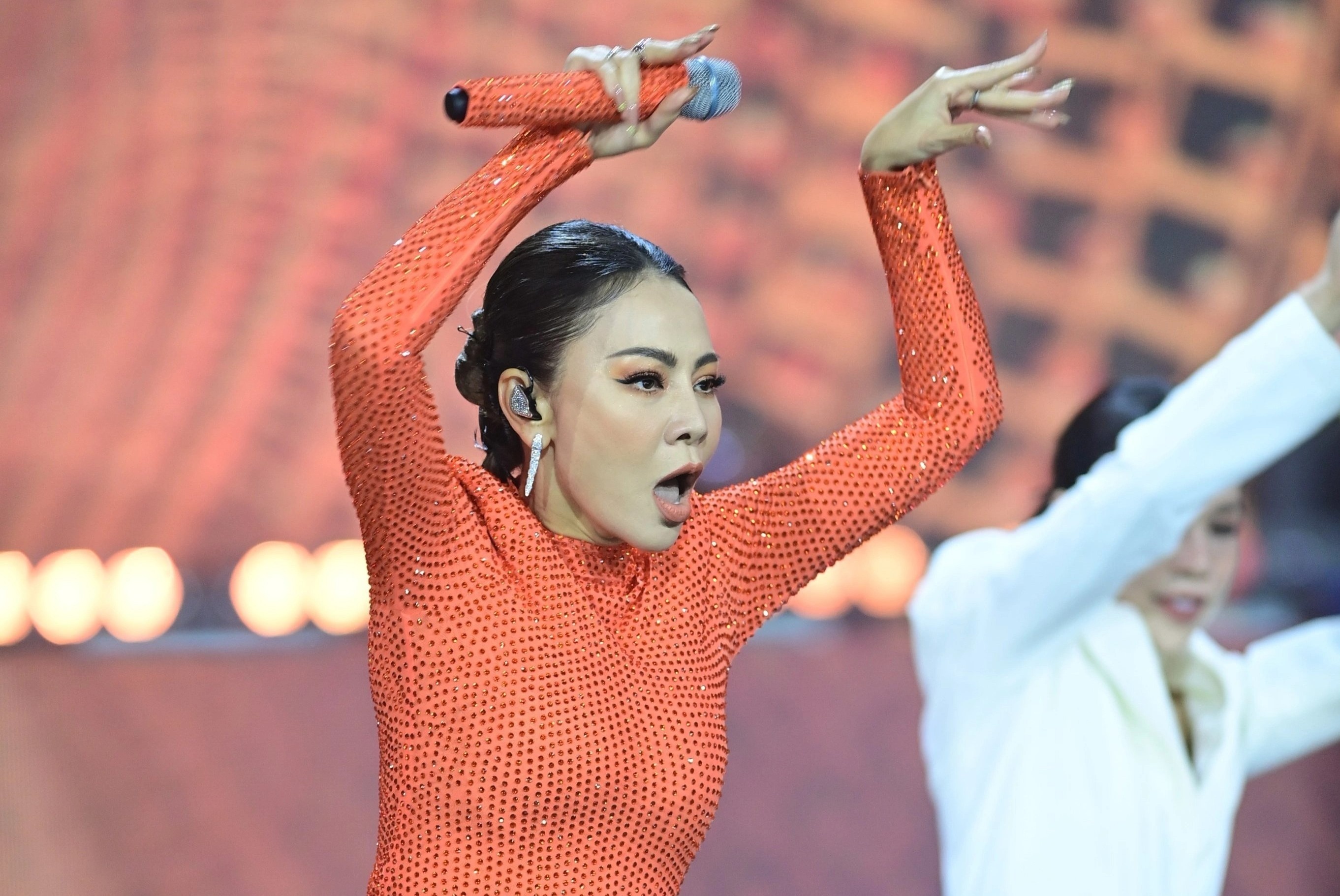 Thu Minh, Hoang Thuy Linh khuay dong chung ket Hoa hau cac Dan toc hinh anh