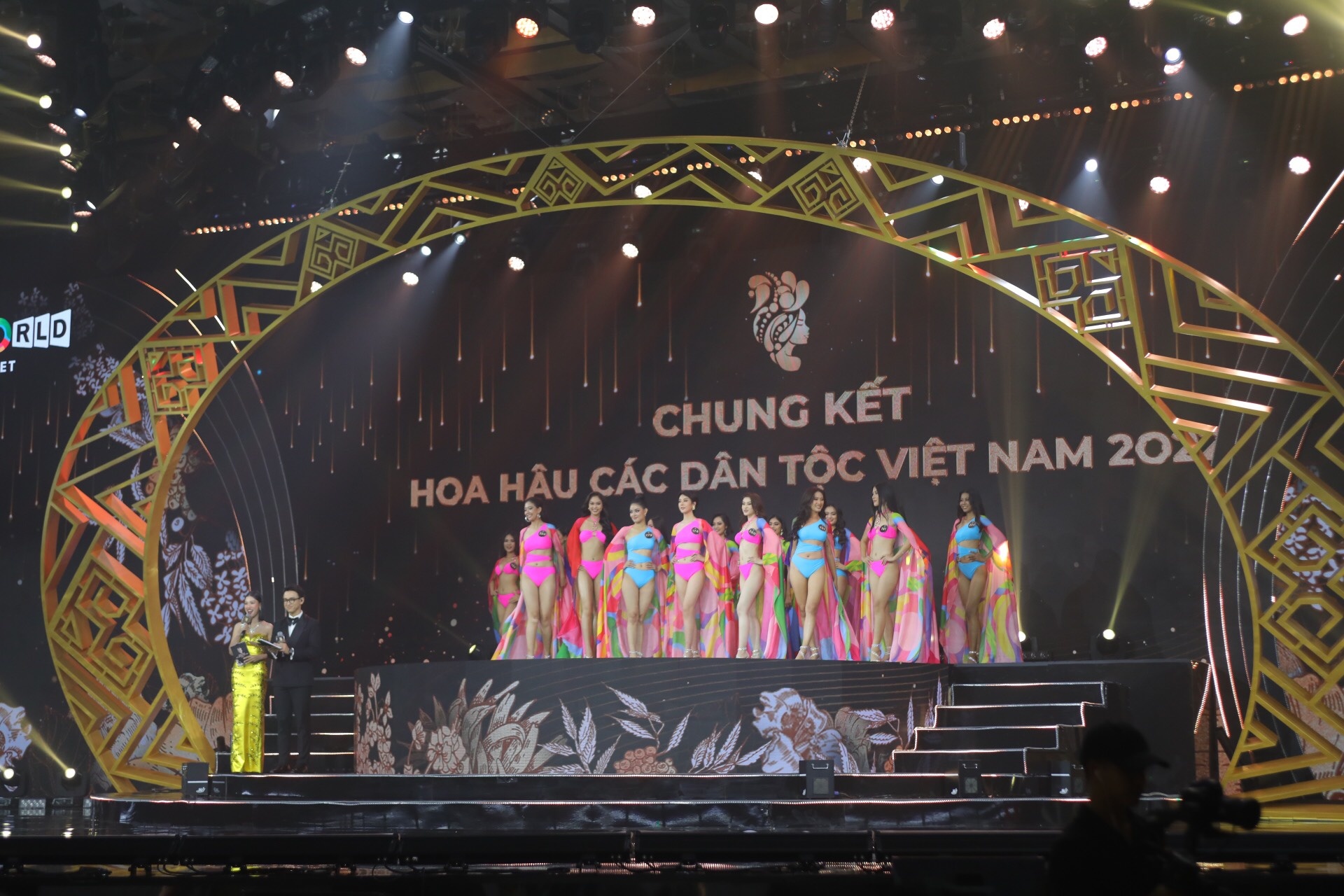 Hoa hau Dan toc anh 1