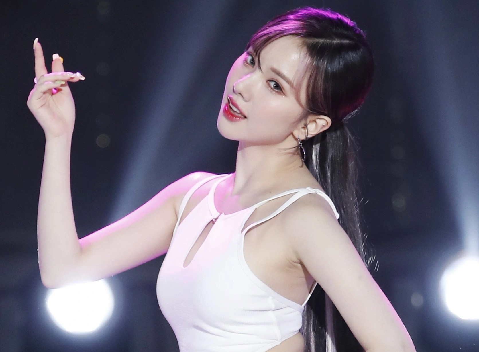 Nu ca si mac do dien gay tranh luan hinh anh