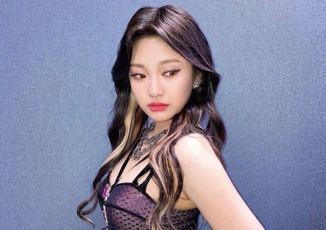 Nu ca si gay tranh luan khi mac vay ngan hinh anh