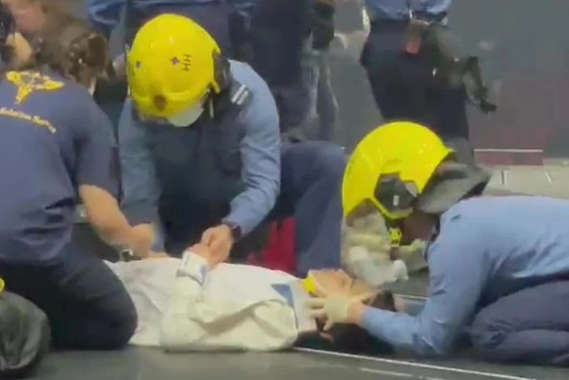 3 vu cong bi thuong do man hinh LED roi trung nguoi trong dem nhac hinh anh