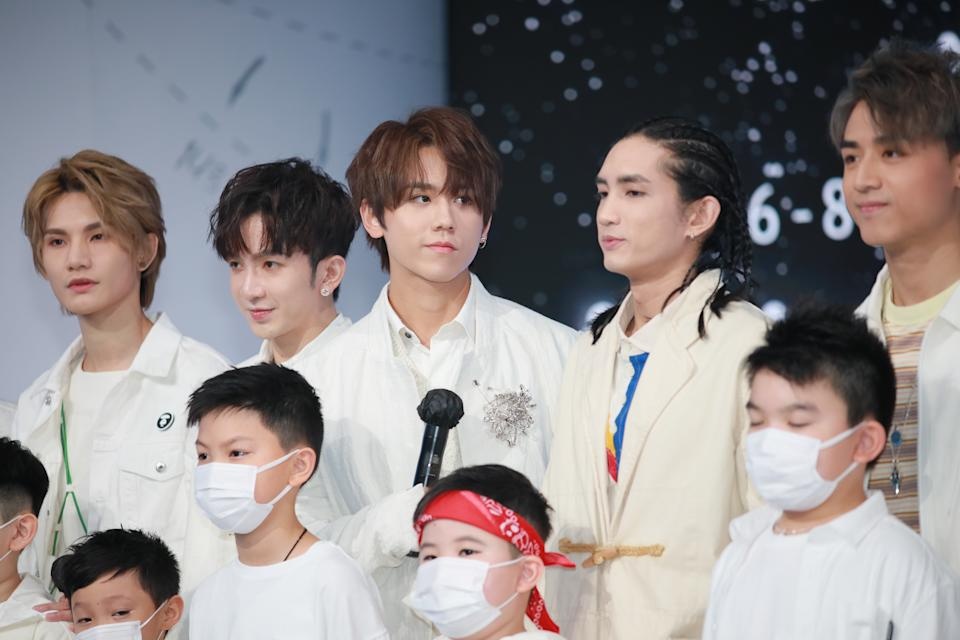 So phan nhom nhac sau tai nan roi man hinh LED hinh anh