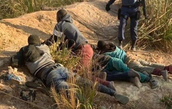 Qua trinh bat 84 nghi pham vu cuong hiep 8 nguoi mau Nam Phi hinh anh