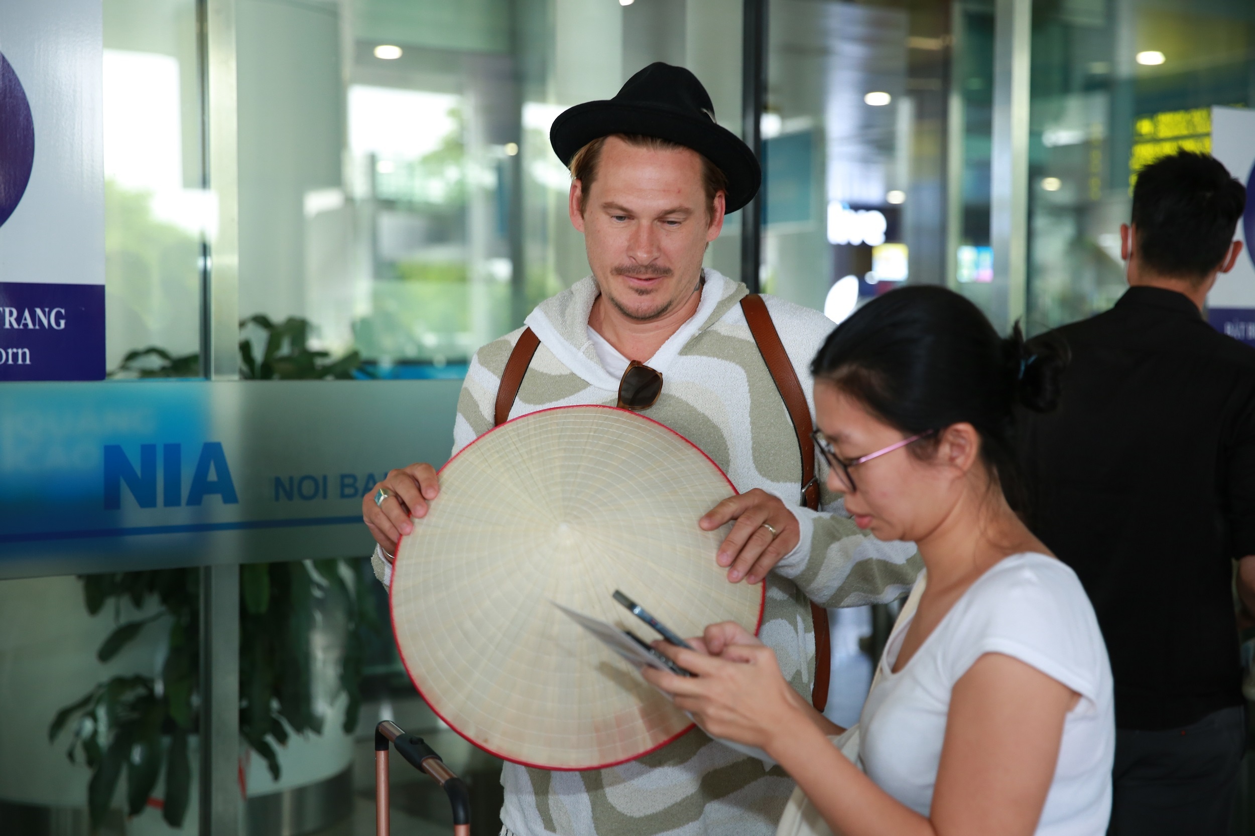 Anh Lee Ryan den Viet Nam sau vu bi bat giu tren may bay hinh anh