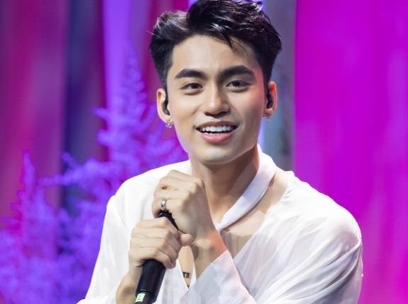 Em trai Son Tung lam ca si, khan gia tranh luan hinh anh