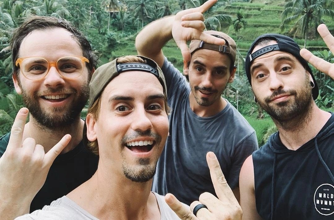 Khan gia buc xuc vi nhom nhac The Moffatts, A1 dot ngot huy show hinh anh