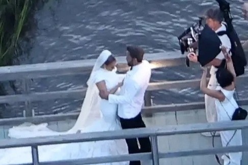 Ben Affleck va Jennifer Lopez hon nhau o dam cuoi ben song hinh anh