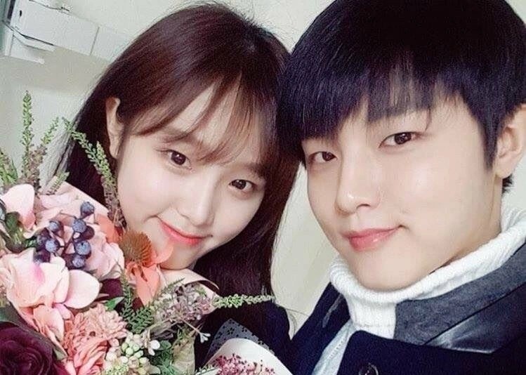 Ca si Han Quoc phuc vu quan ca phe de kiem song hinh anh