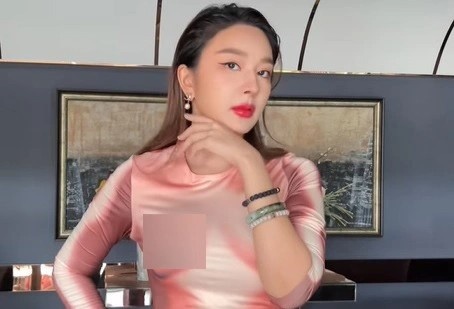 Dien vien Thai Lan gay tranh cai vi trang phuc in hinh nhay cam hinh anh