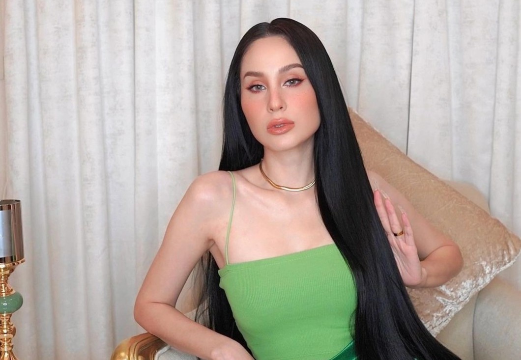 Dien vien Thai Lan bi to ep nguoi giup viec dung dia dung thuc an cho hinh anh