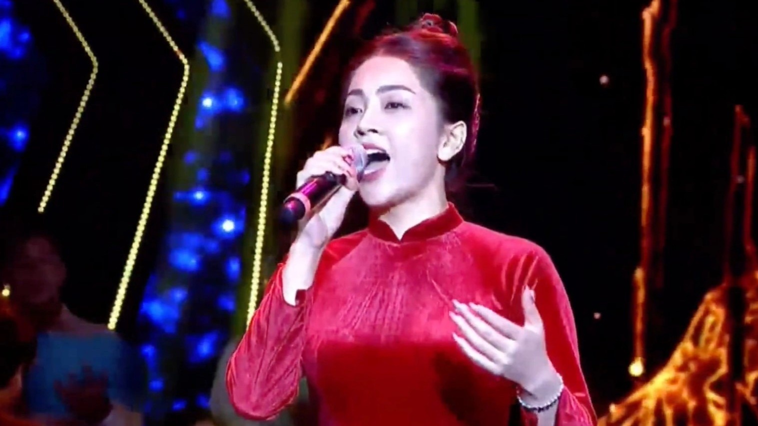 Van nan ca si Viet, TikToker hat chenh pho hinh anh