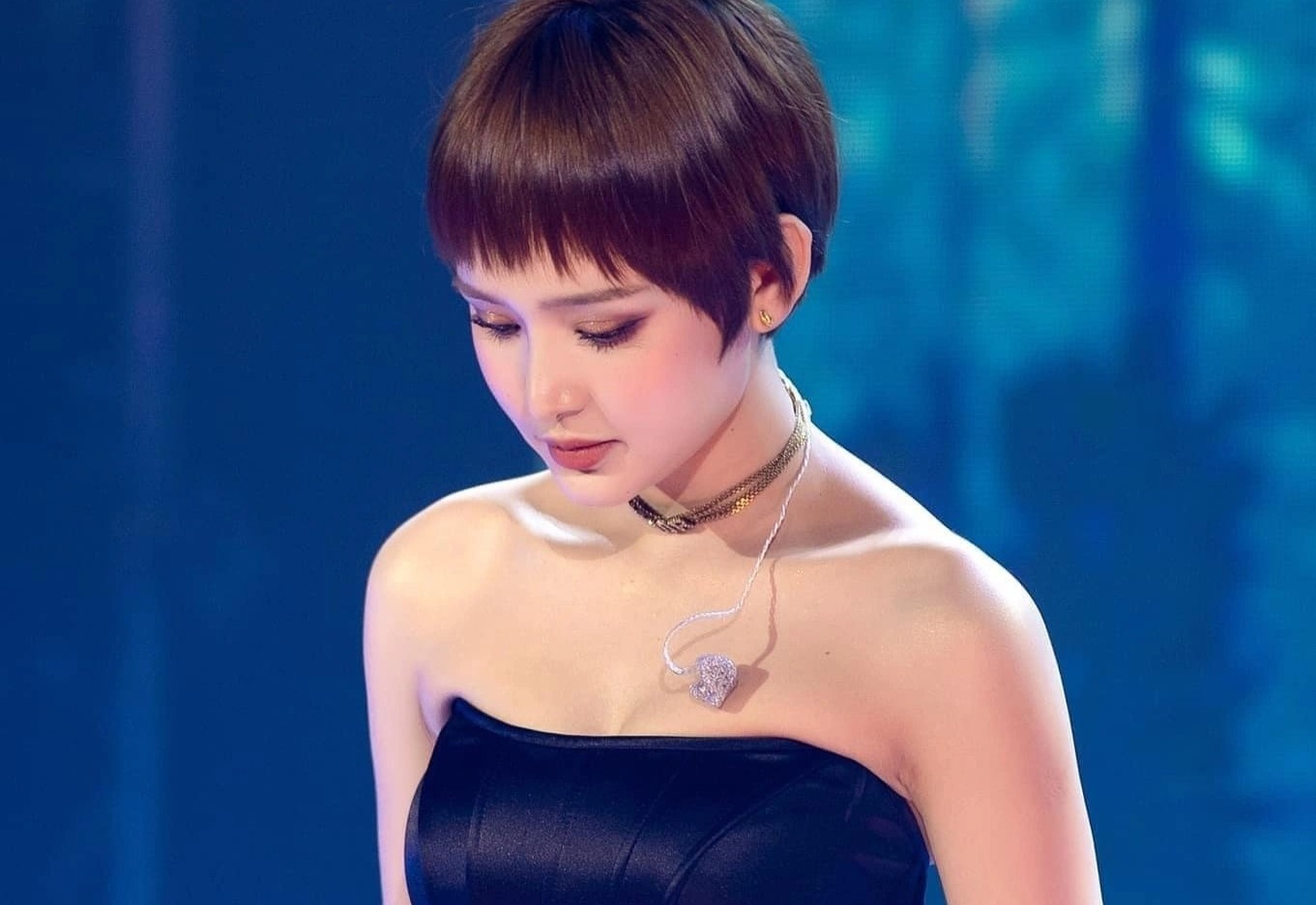 Hien Ho khong duoc hat 'Roi nguoi thuong cung hoa nguoi dung' hinh anh