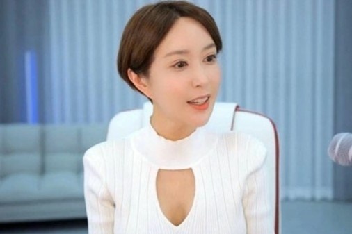 Nu ca si Han Quoc gap su co trang phuc hinh anh