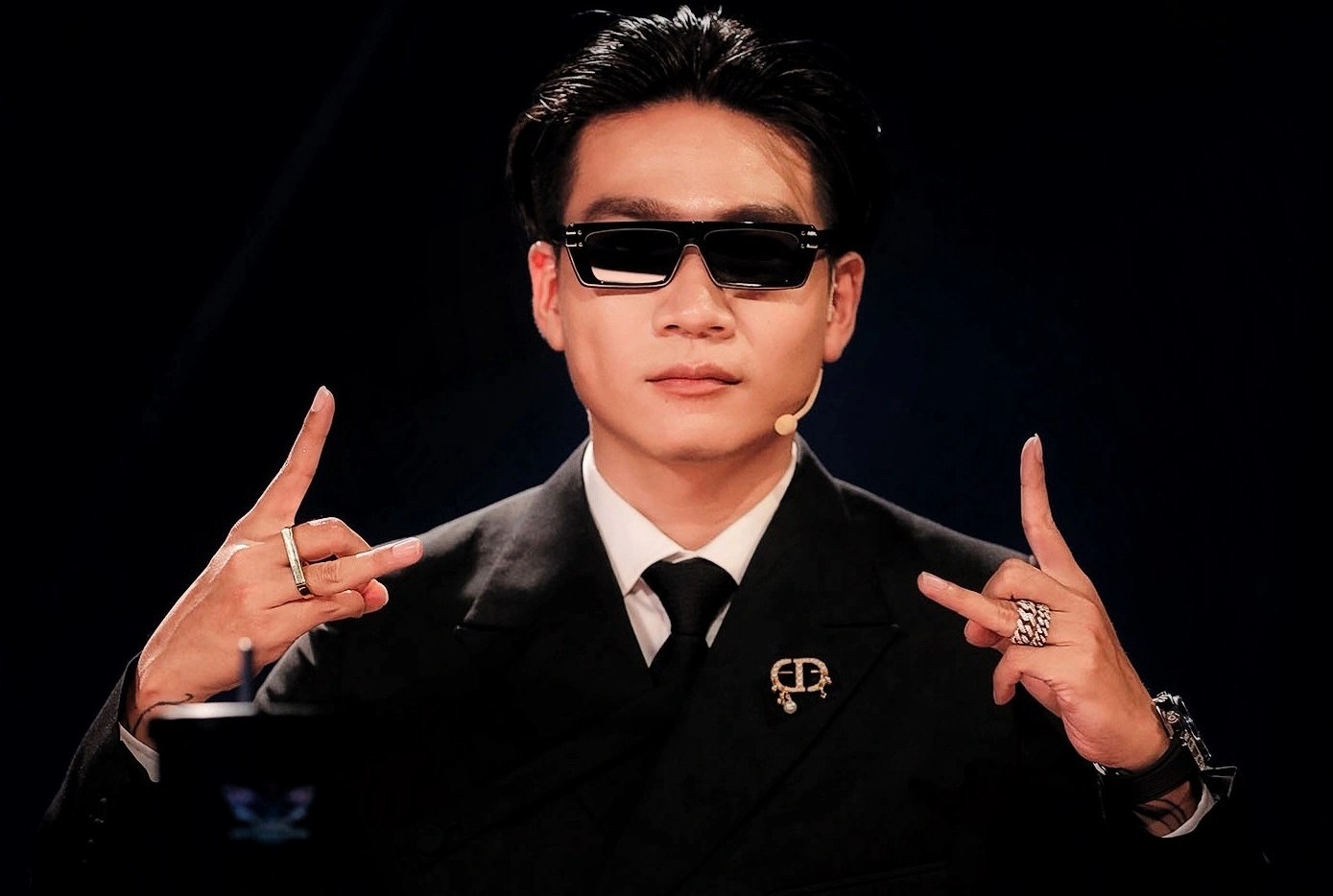 Chuong trinh Ca si mat na phu nhan loai Wowy vi thieu kien thuc hinh anh