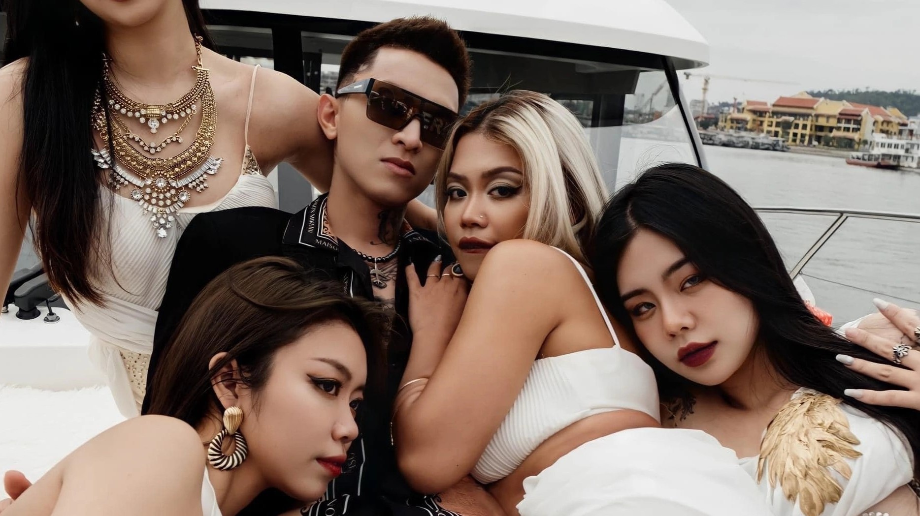 MV cua Binh Gold bien mat va ket cuc nhung san pham am nhac phan cam hinh anh